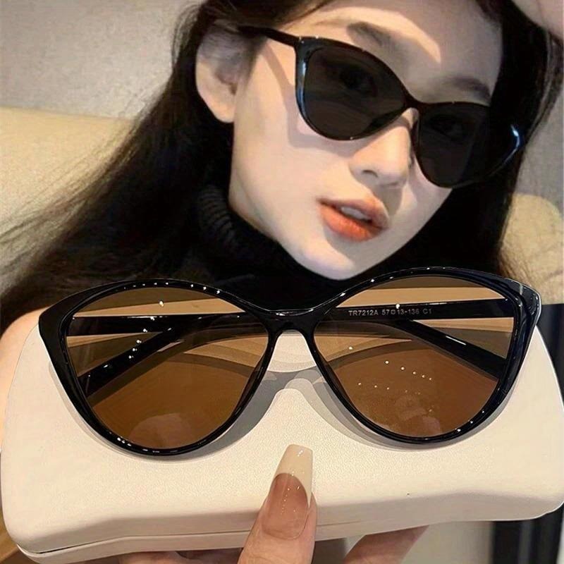 Women Fashion Glasses - نظارة شمسية نسائية عصرية بتصميم عين